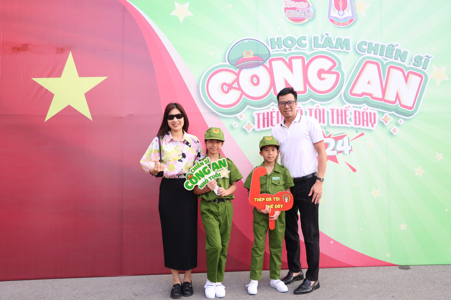 Sau Lễ khai mạc, các học viên được chia thành các tiểu đội, trung đội và nhanh chóng làm quen với cuộc sống của một học viên Cảnh sát nhí với tinh thần phấn khởi, vui tươi.