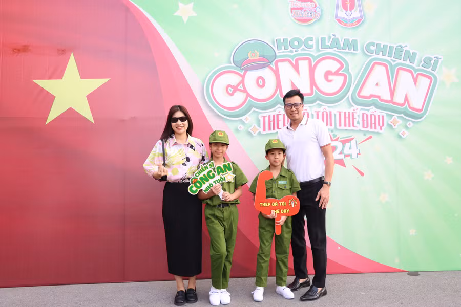 Sau Lễ khai mạc, các học viên được chia thành các tiểu đội, trung đội và nhanh chóng làm quen với cuộc sống của một học viên Cảnh sát nhí với tinh thần phấn khởi, vui tươi.