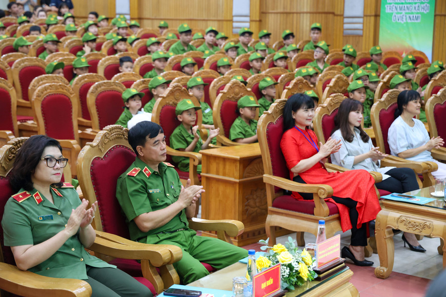 Đại biểu tham dự buổi lễ.