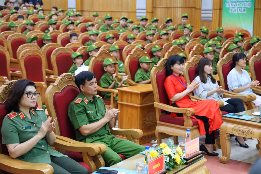 Đại biểu tham dự buổi lễ.