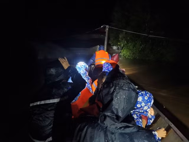 Thuyền của ngư dân không ngại nguy hiểm vào vùng lũ cứu người dân bị cô lập