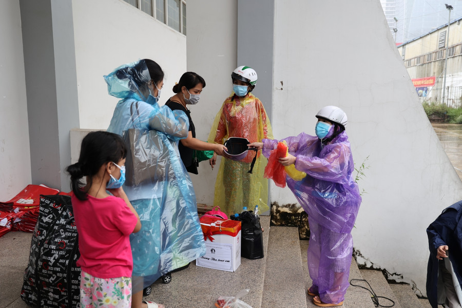 Trước đó, thực hiện chỉ đạo của Thủ tướng Chính phủ trong buổi kiểm tra công tác phòng, chống dịch Covid-19 tại phường Thanh Xuân Trung ngày 31/8; Chỉ đạo của Thành ủy, UBND TP.Hà Nội, UBND quận Thanh Xuân đã đưa 1.165 công dân ngõ 328 và ngõ 330 đường Nguyễn Trãi đi cách ly tập trung từ ngày 1-4/9.