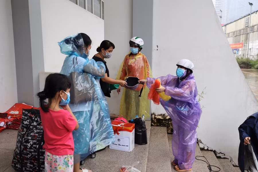 Trước đó, thực hiện chỉ đạo của Thủ tướng Chính phủ trong buổi kiểm tra công tác phòng, chống dịch Covid-19 tại phường Thanh Xuân Trung ngày 31/8; Chỉ đạo của Thành ủy, UBND TP.Hà Nội, UBND quận Thanh Xuân đã đưa 1.165 công dân ngõ 328 và ngõ 330 đường Nguyễn Trãi đi cách ly tập trung từ ngày 1-4/9.