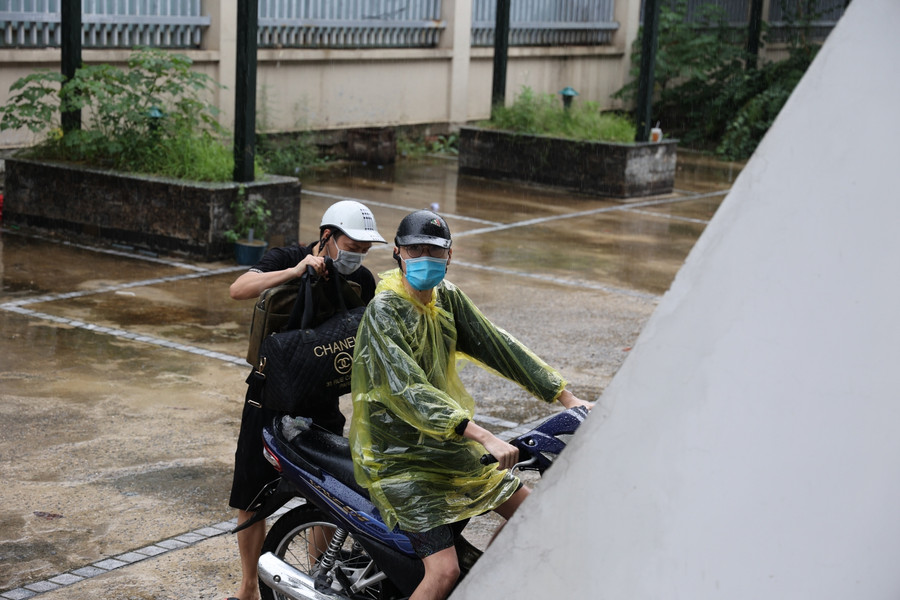 Cùng với đó, quận đã triển khai khử khuẩn, vệ sinh môi trường, đảm bảo an ninh trật tự, phòng cháy chữa cháy, bảo vệ tài sản của nhân dân.