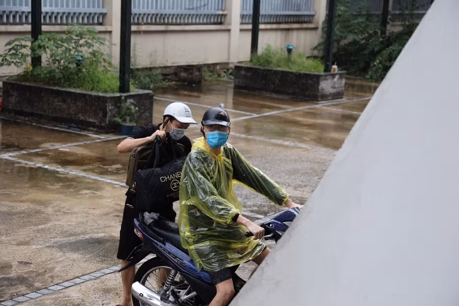Cùng với đó, quận đã triển khai khử khuẩn, vệ sinh môi trường, đảm bảo an ninh trật tự, phòng cháy chữa cháy, bảo vệ tài sản của nhân dân.