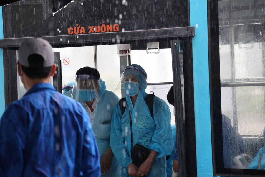 Trước khi về, người dân chủ động về nơi ở đã đăng ký, chính quyền quận Thanh Xuân đã thông báo cho y tế phường sở tại tiếp nhận người trở về và theo dõi sức khỏe trong vòng 7 ngày, thực hiện các hướng dẫn về phòng, chống dịch theo quy định.