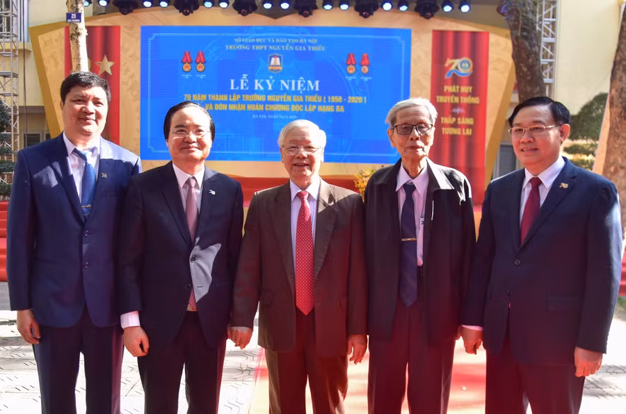 Tổng bí thư, Chủ tịch nước Nguyễn Phú Trọng, cựu học sinh trường THPT Nguyễn Gia Thiều đến dự lễ kỷ niệm 70 năm thành lập trường.