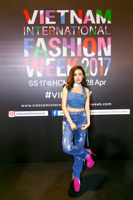 Huyen Anh mix nguyen cay demin khoe vong mot khong noi y - Anh 1