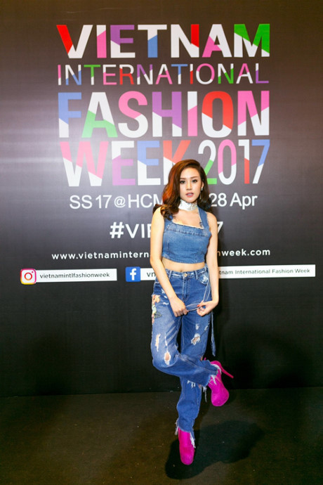 Huyền Anh mix nguyên cây demin khoe vòng một không nội y - Ảnh 1 Huyen Anh mix nguyen cay demin khoe vong mot khong noi y - Anh 1