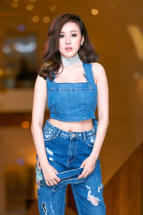 Huyen Anh mix nguyen cay demin khoe vong mot khong noi y - Anh 3