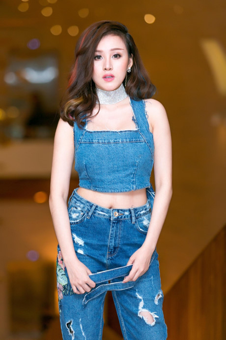 Huyền Anh mix nguyên cây demin khoe vòng một không nội y - Ảnh 3 Huyen Anh mix nguyen cay demin khoe vong mot khong noi y - Anh 3