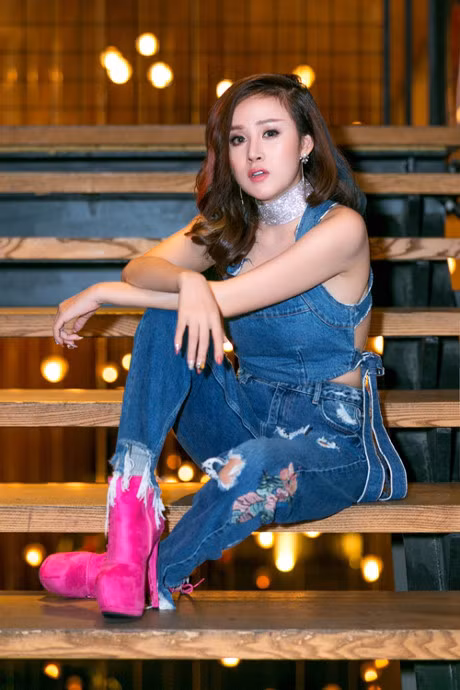 Huyen Anh mix nguyen cay demin khoe vong mot khong noi y - Anh 5