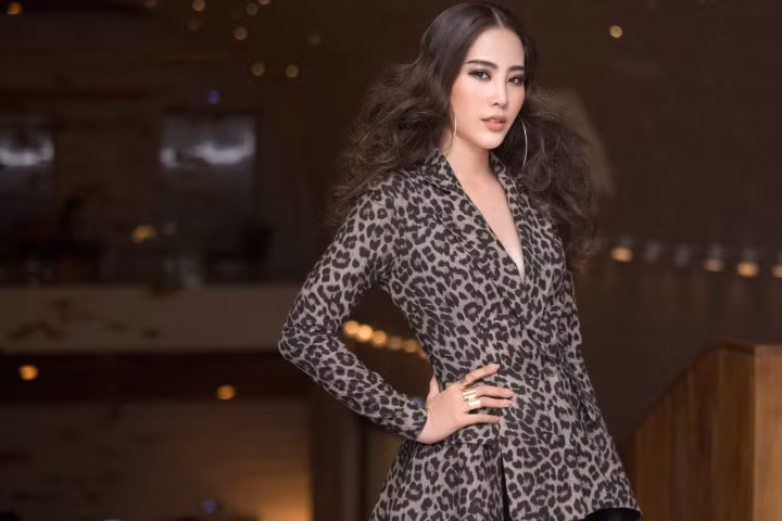 Hoa khôi Nam Em diện áo da báo đầy cá tính tại Tuần lễ thời trang