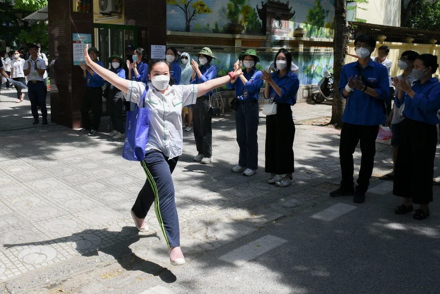 Nhiều thí sinh tỏ ra vui mừng khi bước ra khỏi điểm thi sau khi kết thúc môn thi cuối cùng trong kỳ thi tuyển sinh lớp 10 không chuyên.