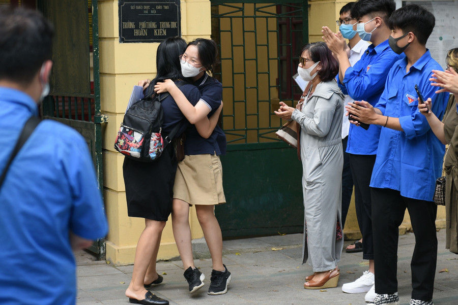 Những người đồng hành đặc biệt của các sĩ tử ảnh 4