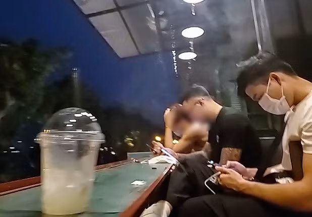 Hàng quán ven Hồ Tây cho khách ngồi tại quán bất chấp quy định của TP Hà Nội ảnh 1