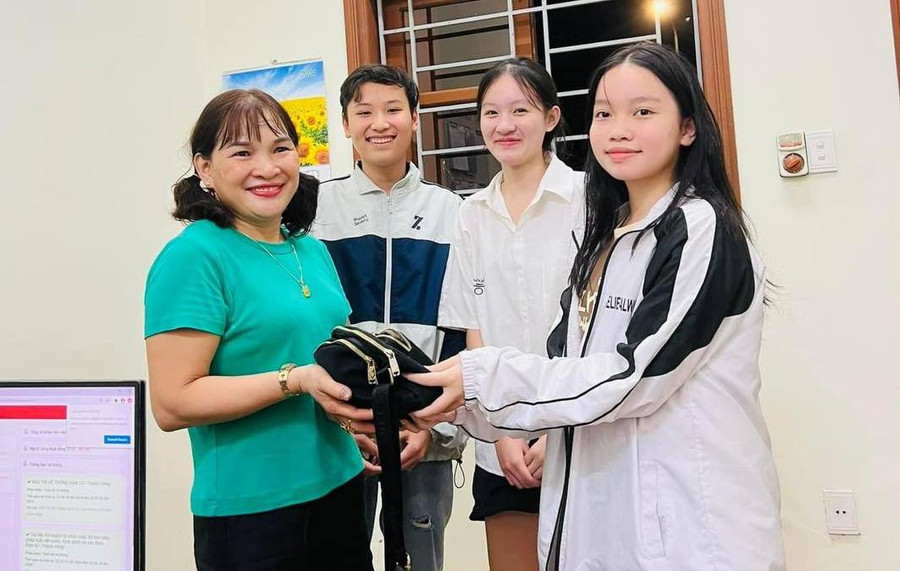Ba học sinh trao lại tài sản cho người đánh mất.