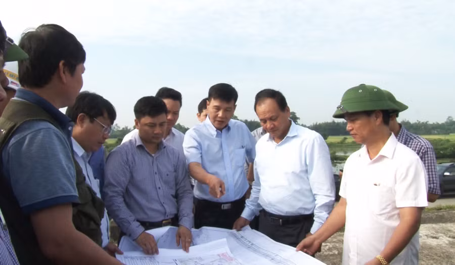 Lãnh đạo Bộ Giao thông Vận tải trong một chuyến khảo sát về dự án cao tốc đoạn qua địa bàn huyện Đức Thọ, Hà Tĩnh.