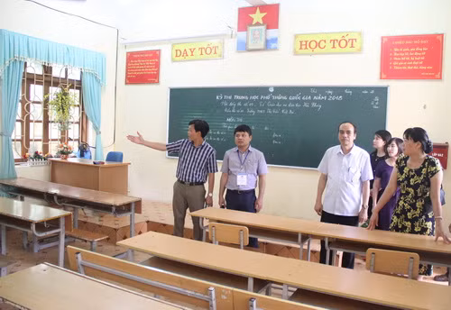 Thầy Đỗ Văn Lợi - Phó Giám đốc Sở GD&ĐT Hải Phòng (thứ hai - hàng đầu từ phải qua trái) kiểm tra thực tế các điểm thi