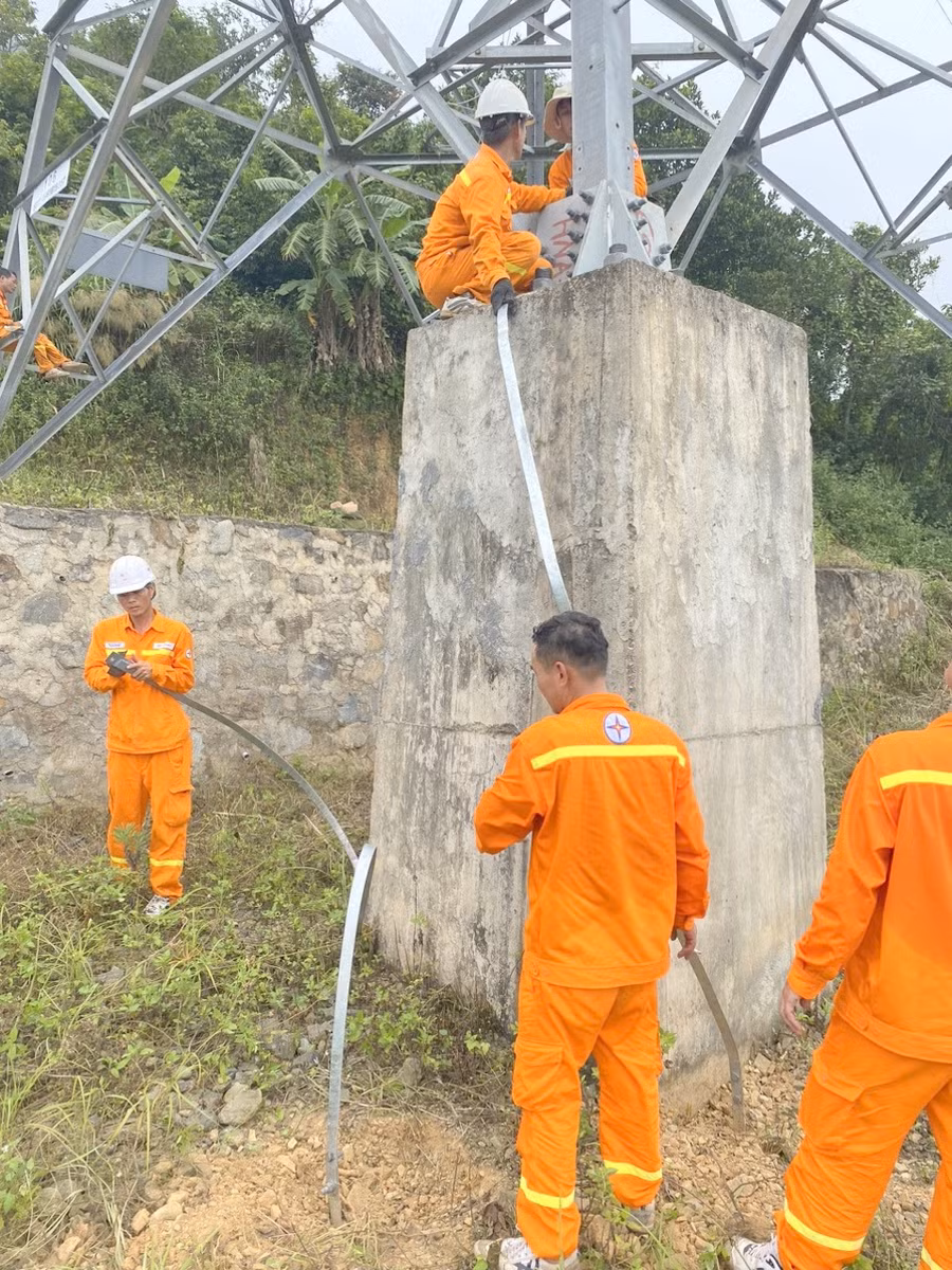 Sau vụ mất cắp thiết bị lưới điện, cơ quan chức năng đang đề nghị công an điều tra. Sau vụ mất cắp thiết bị lưới điện, cơ quan chức năng đang đề nghị công an điều tra.