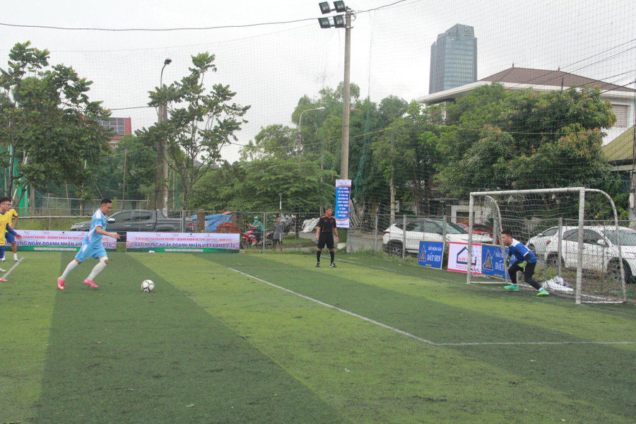 Đội Tập đoàn Hoành Sơn chiếm lợi thế dẫn trước sau pha sút phạt từ chấm 11m. Đội Tập đoàn Hoành Sơn chiếm lợi thế dẫn trước sau pha sút phạt từ chấm 11m.