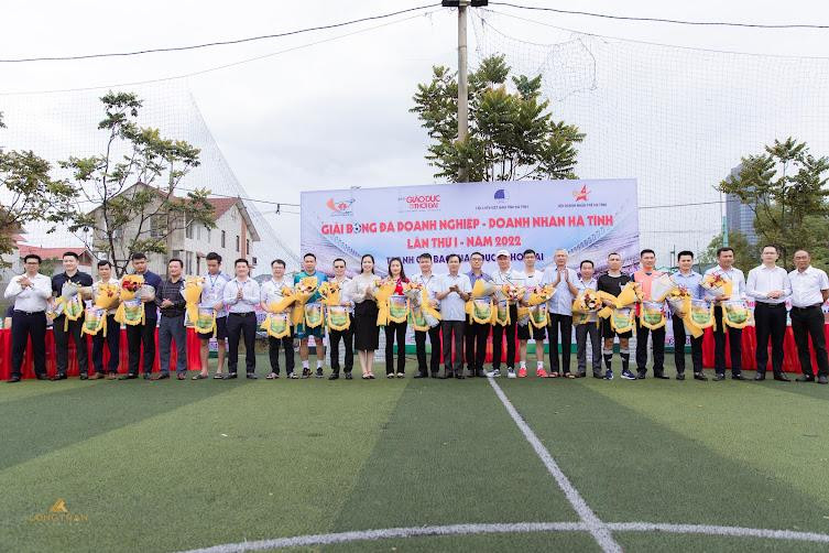 BTC tặng hoa và cờ lưu niệm tới 16 đội tham dự Giải đấu. BTC tặng hoa và cờ lưu niệm tới 16 đội tham dự Giải đấu.