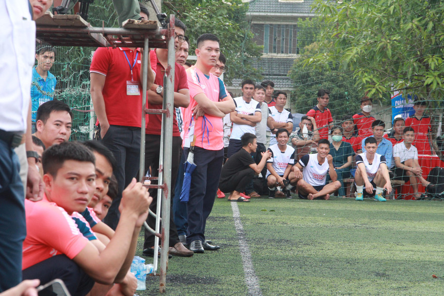 Các trận đấu thu hút sự theo dõi, cổ vũ của đông đảo khán giả. Các trận đấu thu hút sự theo dõi, cổ vũ của đông đảo khán giả.