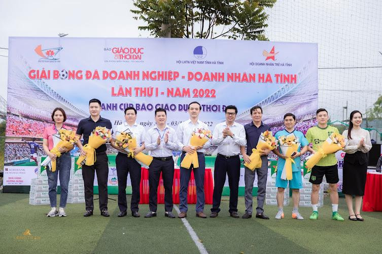 Ban tổ chức tặng hoa các đơn vị tài trợ giải bóng đá. Ban tổ chức tặng hoa các đơn vị tài trợ giải bóng đá.