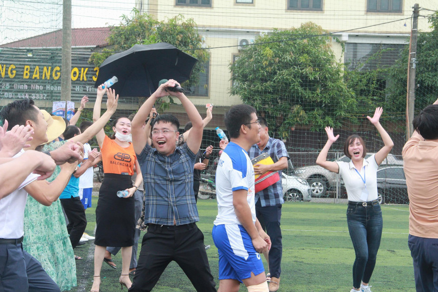 Vui mừng của các cổ động viên khi đội nhà giành chiến thắng. Vui mừng của các cổ động viên khi đội nhà giành chiến thắng.