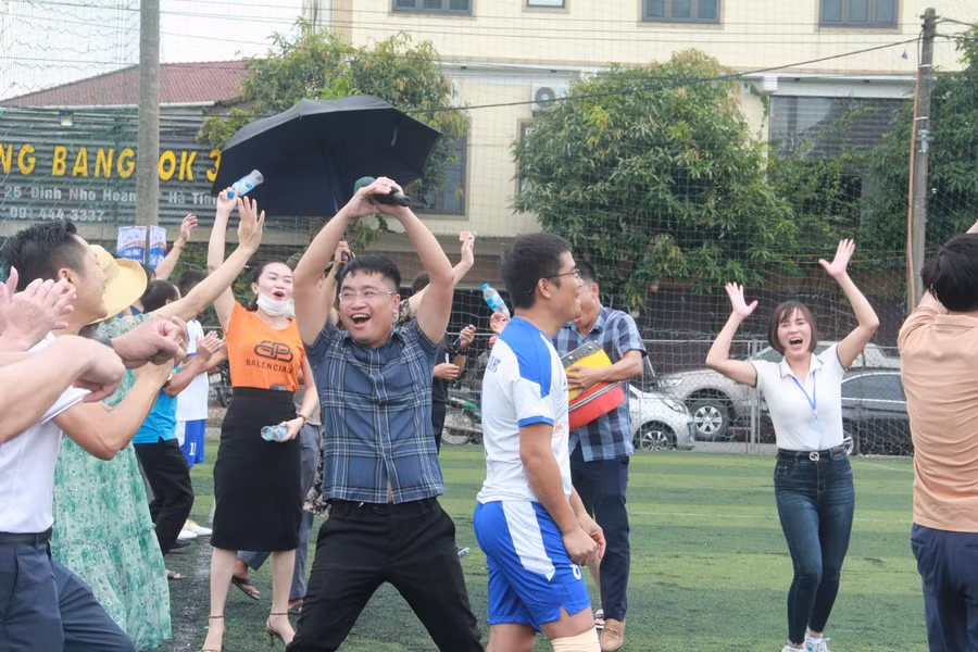 Vui mừng của các cổ động viên khi đội nhà giành chiến thắng.