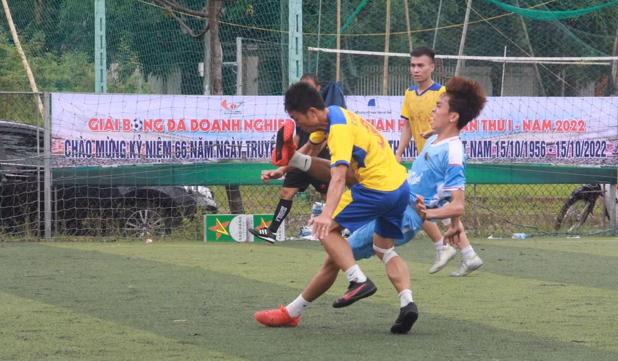 Một pha tranh bóng quyết liệt đến từ cầu thủ 2 đội.