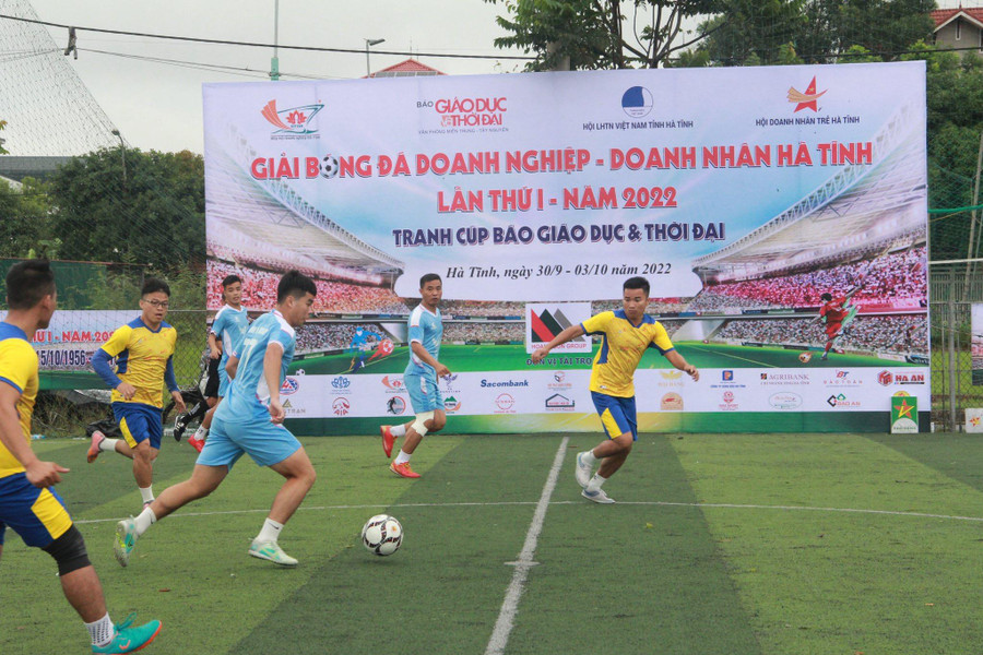 Với đội hình đồng đều và chiến thuật hợp lý, 2 đội đã có những pha rượt đuổi tỷ số kịch tính. Với đội hình đồng đều và chiến thuật hợp lý, 2 đội đã có những pha rượt đuổi tỷ số kịch tính.