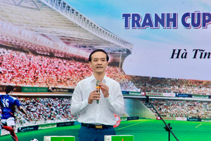 Ông Trần Đình Bằng - Giám đốc Văn phòng Tổng đại lý (GAD) AIA Hà Tĩnh, thay mặt các nhà tài trợ phát biểu tại lễ khai mạc. Ông Trần Đình Bằng - Giám đốc Văn phòng Tổng đại lý (GAD) AIA Hà Tĩnh, thay mặt các nhà tài trợ phát biểu tại lễ khai mạc.