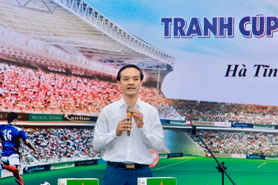 Ông Trần Đình Bằng - Giám đốc Văn phòng Tổng đại lý (GAD) AIA Hà Tĩnh, thay mặt các nhà tài trợ phát biểu tại lễ khai mạc.