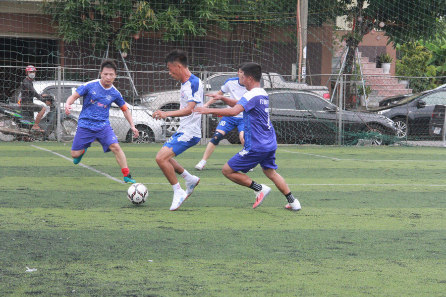 Cũng trong sáng 30/9, tại sân Phú Quang cũng diễn ra màn tranh tài giữa đội Công ty Tư vấn Thủy lợi Hà Tĩnh và Công ty Vĩnh Phúc; đội Công ty An Việt và VNPT Hà Tĩnh; Vietel Hà Tĩnh gặp đội Ô tô Hoàng Hà. Cũng trong sáng 30/9, tại sân Phú Quang cũng diễn ra màn tranh tài giữa đội Công ty Tư vấn Thủy lợi Hà Tĩnh và Công ty Vĩnh Phúc; đội Công ty An Việt và VNPT Hà Tĩnh; Vietel Hà Tĩnh gặp đội Ô tô Hoàng Hà.