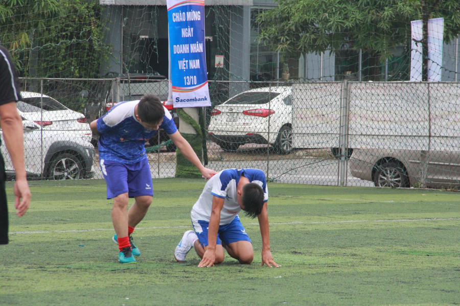 Một cầu thủ đội Công ty Tư vấn Thủy lợi bị chấn thương vùng mặt sau pha tranh bóng. Một cầu thủ đội Công ty Tư vấn Thủy lợi bị chấn thương vùng mặt sau pha tranh bóng.