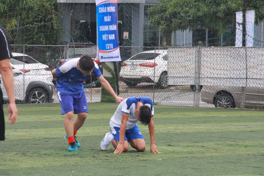 Một cầu thủ đội Công ty Tư vấn Thủy lợi bị chấn thương vùng mặt sau pha tranh bóng.