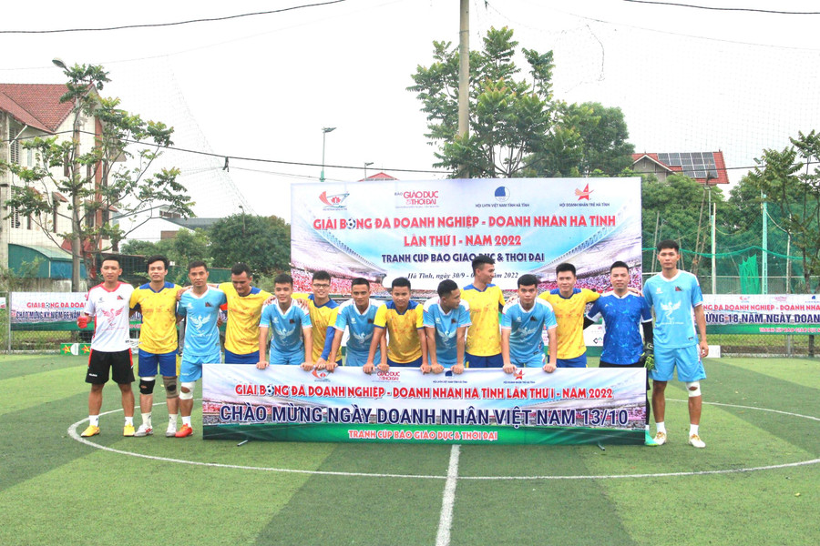 Đội Tập đoàn Hoành Sơn và Doanh nhân Can Lộc mở màn cho trận khai mạc. Đội Tập đoàn Hoành Sơn và Doanh nhân Can Lộc mở màn cho trận khai mạc.