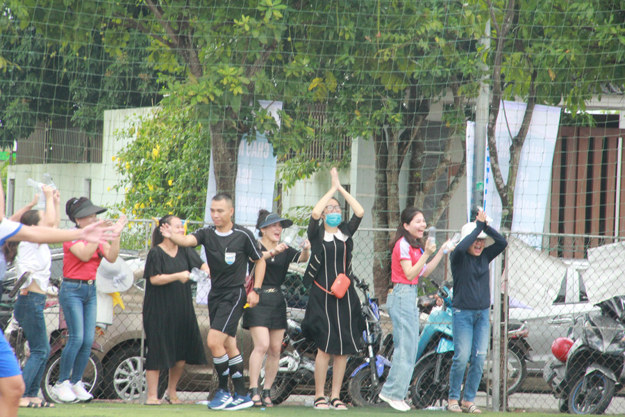 Rất đông nữ cổ viên đến sân cổ vũ tinh thần đội nhà. Rất đông nữ cổ viên đến sân cổ vũ tinh thần đội nhà.