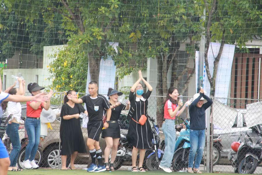 Rất đông nữ cổ viên đến sân cổ vũ tinh thần đội nhà.