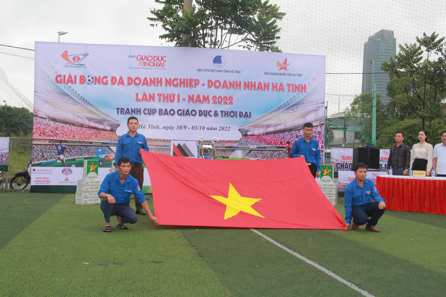 Nghi thức chào cờ trang nghiêm trước khi bước vào Lễ khai mạc và các trận thi đấu vòng 1. Nghi thức chào cờ trang nghiêm trước khi bước vào Lễ khai mạc và các trận thi đấu vòng 1.