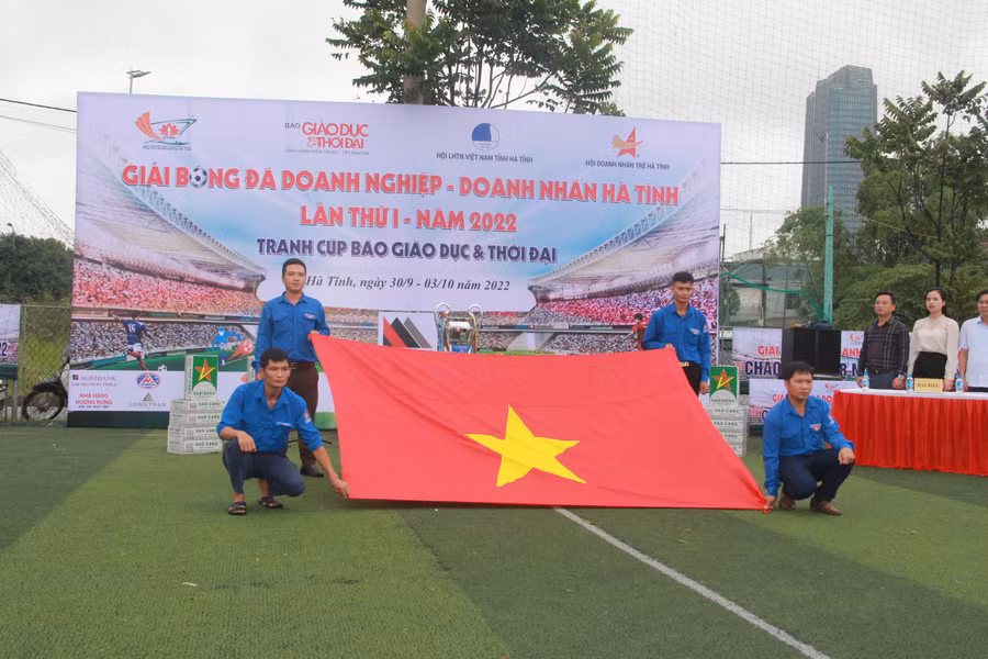 Nghi thức chào cờ trang nghiêm trước khi bước vào Lễ khai mạc và các trận thi đấu vòng 1.