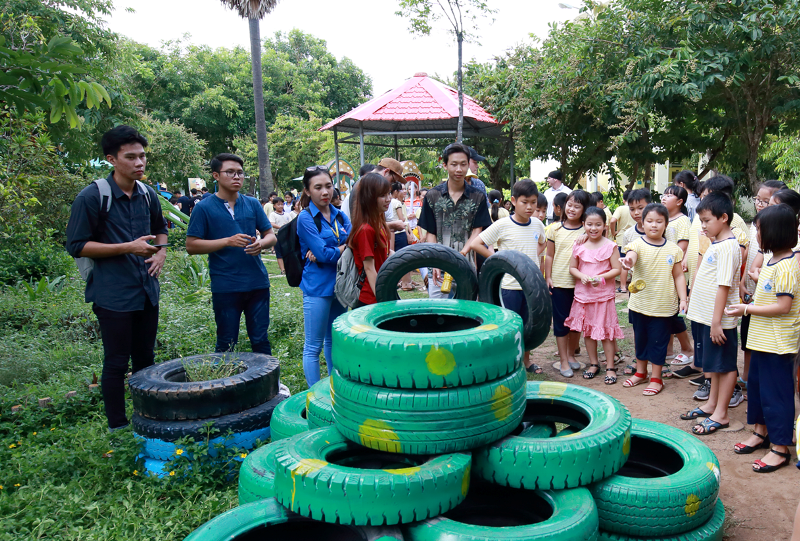 Những chiêc lốp hỏng trở thành đồ chơi cho học sinh Những chiêc lốp hỏng trở thành đồ chơi cho học sinh