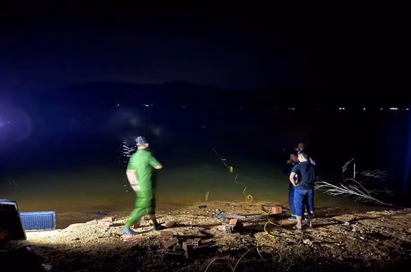Lực lượng chức năng tìm kiếm các nạn nhân trong đêm ngày 9/5.