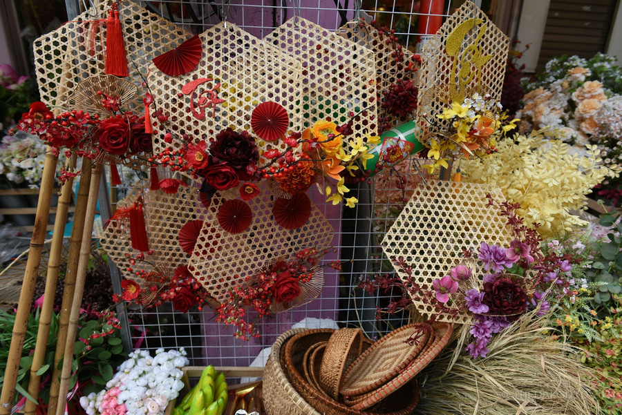 Năm nay đồ trang trí được thiết kế đẹp mắt, giá bán dao động từ 200.000 đồng đến gần 1 triệu đồng.