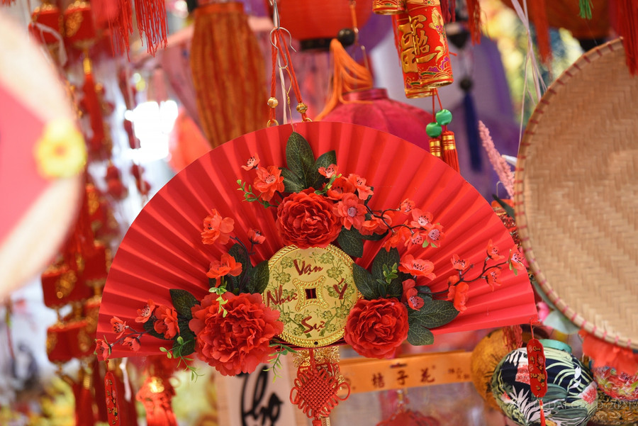 Pháo giấy, quạt giấy với sắc đỏ cổ truyền được bày bán rất nhiều dọc con phố.