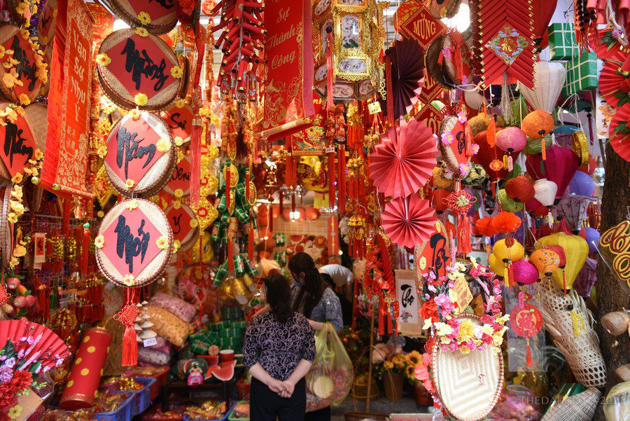 Năm nay rất nhiều đồ trang trí theo phong cách cổ truyền được bày bán.