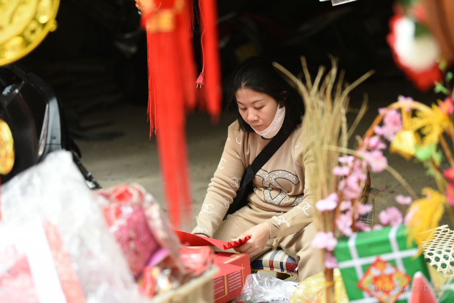 Thay vì nhập, nhiều tiểu thương đã tự gia công những đồ trang trí để phục vụ khách hàng dịch Tết Nguyên đán sắp tới.