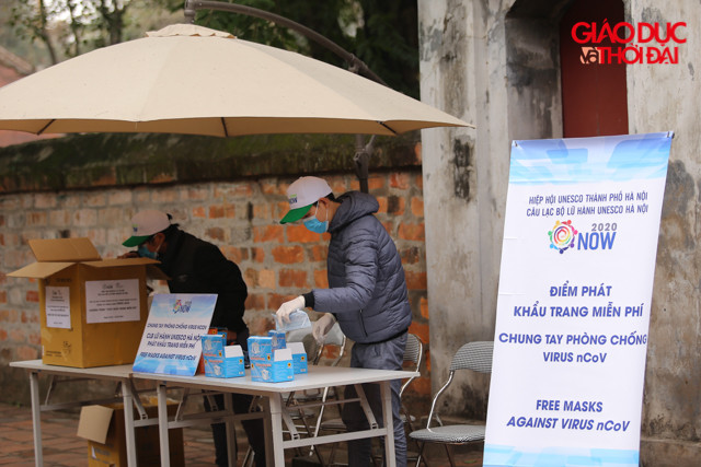 Tại các điểm tham quan, ban quản lý di tích, danh lam thắng cảnh sẽ phối hợp với các đơn vị tiến hành phát khẩu trang cho du khách.