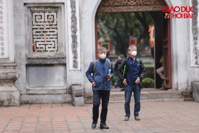 Nhiều khách du lịch đeo khẩu trang vào tham quan.